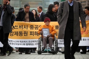  Cụ bà Kim Seong-ju, một trong những nạn nhân được yêu cầu bồi thường,ngồi chờ phán quyết bên ngoài Tòa án ngày 29-11 (Ảnh : Reuters) 