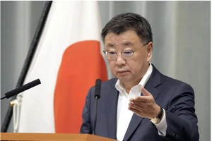 Chánh Văn phòng Nội các Hirokazu Matsuno tổ chức họp báo tại Văn phòng Thủ tướng ở Tokyo ngày 29-5 để thông báo sự kiện. Ảnh: Kyodo 