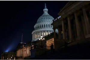 Tòa nhà Quốc hội Mỹ đêm 1-6 khi Thượng viện bỏ phiếu thông qua dự luật nợ trần để tránh thảm họa vỡ nợ đầu tiên trong lịch sử nước này. Ảnh: REUTERS