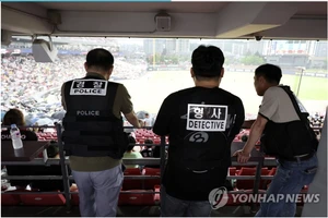 Cảnh sát tuần tra trong một trận bóng chày ở Gwangju, cách Seoul 267 km về phía nam. Ảnh: Yonhap