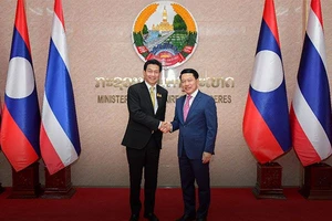 Phó Thủ tướng, Bộ trưởng Bộ Ngoại giao Lào Saleumxay Kommasith (phải) đón người đồng cấp Thái Lan Parnpree Bahiddha-Nukara tại Viêng Chăn. Ảnh : Vientiane Times/ANN