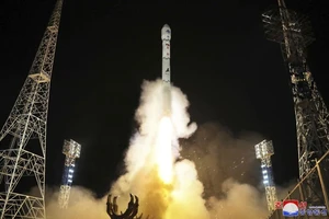 Bức ảnh hiện trường vụ phóng vệ tinh do thám quân sự Malligyong-1 vừa được phóng lên vào quỹ đạo vào ngày 21-11. Ảnh: KCNA
