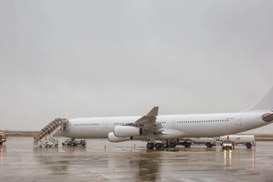 Chiếc A340, do công ty Legend Airlines của Romania khai thác, vẫn phải nằm trên đường băng tại sân bay Vatry chờ điều tra. Ảnh: AIRLIVE.NET