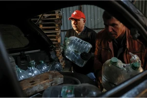 Tình nguyện viên chất hàng viện trợ cho cư dân khu vực Chasiv Yar, Ukraine. Ảnh: CNN