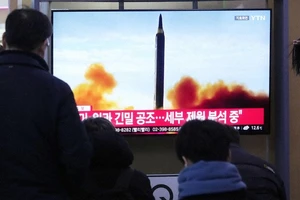Người dân Hàn Quốc theo dõi thông tin vụ Triều Tiên phóng IRBM tại Nhà ga Seoul. Ảnh : Mainichi
