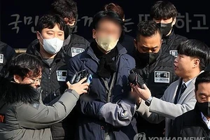 Lee Jae-myung bị bắt sau khi tấn công lãnh đạo đảng Dân chủ đối lập ngày 10 -1 vừa qua. Ảnh: Yonhap