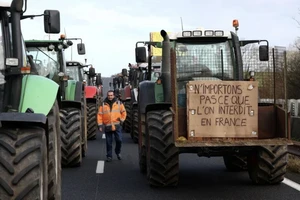 Nông dân Pháp sẵn sàng chờ tiến vào thủ đô Paris. Ảnh: YAHOO NEWS