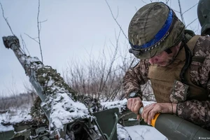 Binh sĩ Ukraine đang chuẩn bị đạn dược. Ảnh : DW
