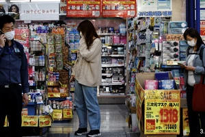 Người dân có xu hướng tiết kiệm tiền ngày càng tăng do lạm phát. Ảnh: Nikkei Asia