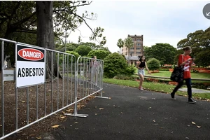 Cảnh báo ô nhiễm amiăng tại một công viên ở Sydney. Ảnh: GUARDIAN