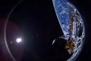 Tàu đổ bộ mặt trăng Odysseus gửi về bức ảnh selfie vào ngày 16-2, một ngày sau khi được phóng lên từ tên lửa SpaceX Falcon 9. Ảnh: Mạng xã hội X