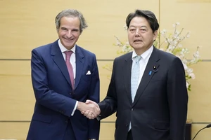 Chánh văn phòng Nội các Nhật Bản Yoshimasa Hayashi (phải) và Tổng Giám đốc Cơ quan Năng lượng nguyên tử quốc tế Rafael Grossi. Ảnh: Kyodo