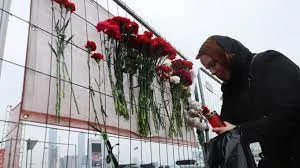 Người dân đặt hoa tưởng niệm các nạn nhân trong vụ tấn công khủng bố ở Moscow. Ảnh : The Moscow Times