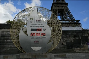Chiếc đồng hồ đếm ngược được đặt gần chân tháp Eiffel. Ảnh: Getty Images