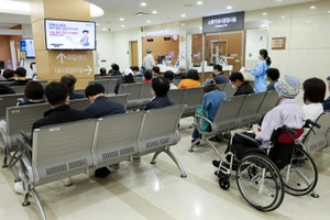 Bệnh nhân chờ khám bệnh tại một bệnh viện lớn ở Seoul ngày 10-5. Ảnh: YONHAP