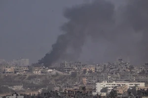 Khói bốc lên bầu trời sau vụ nổ ở Dải Gaza, nhìn từ miền nam Israel, ngày 21 - 5. Ảnh : CNN