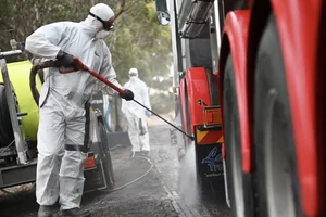 Khử khuẩn phòng ngừa cúm gia cầm độc lực cao ở Australia. Ảnh: SBS News