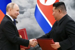 Tổng thống Nga Vladimir Putin và nhà lãnh đạo Triều Tiên Kim Jong Un bắt tay nhau sau lễ ký kết hiệp ước cam kết hợp tác quân sự chặt chẽ hơn tại Bình Nhưỡng, ngày 19-6. Ảnh: CNN
