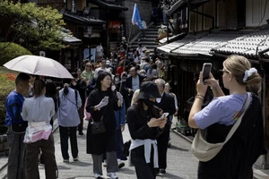 Sự sụt giá của đồng Yen đã biến một nơi đắt đỏ như Nhật Bản trở thành điểm nóng du lịch. Ảnh: JAPAN TIMES