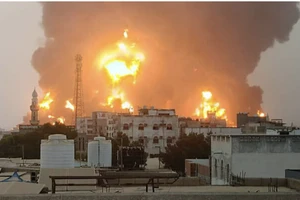 Hình ảnh cho thấy ngọn lửa lớn và khói bốc lên từ cảng sau cuộc tấn công của Israel. Ảnh: The Times of Israel