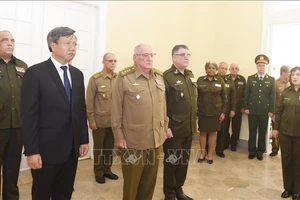 Các lực lượng vũ trang và Bộ trưởng Nội vụ Cuba viếng Tổng Bí thư Nguyễn Phú Trọng. Ảnh: TTXVN