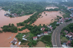 Một thị trấn bị lũ lụt bao vây ở thành phố Nội Giang, tỉnh Tứ Xuyên (Trung Quốc). Ảnh : CFP