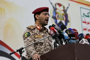 Người phát ngôn quân sự của Houthi- ông Yahya Saree thông báo về vụ tấn công. Ảnh: Middle East Monitor