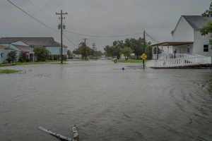 Nước lũ tràn vào một khu phố ở Dulac, Louisiana khi cơn bão Francine tiến gần đến bờ biển. Ảnh: GETTY IMAGES