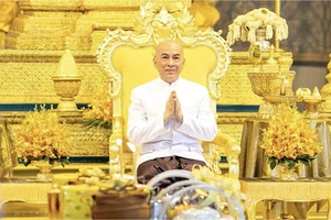 Vua Norodom Sihamoni đang cầu nguyện trong một nghi lễ tôn giáo tại Cung điện Hoàng gia ngày 28-10. Ảnh: KHMER TIMES