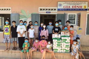 Tặng 8.400 hộp sữa cho các em học sinh đang phải cách ly của tỉnh Điện Biên