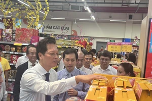 Lãnh đạo tỉnh Tiền Giang và Saigon Co.op tham quan siêu thị Co.op Cái Bè tại tỉnh Tiền Giang