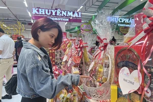 Hàng hoá được trưng bày dồi dào, phong phú tại siêu thị Co.opmart Cái Bè, tỉnh Tiền Giang