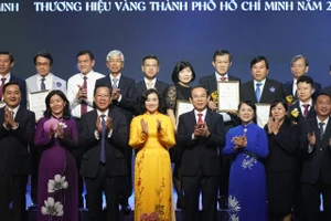 Bí thư Thành ủy TPHCM Nguyễn Văn Nên và lãnh đạo thành phố, bộ ngành trung ương chụp hình lưu niệm với 32 doanh nghiệp đạt giải thưởng Thương hiệu Vàng lần 4 năm 2023