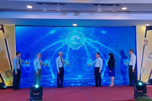 Ông Võ Văn Hoan, Phó Chủ tịch UBND TPHCM (giữa) cùng HUBA ra mắt website thông tin mới của Huba