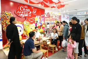 Các điểm bán Saigon Co.op tổ chức quầy ông đồ để phục vụ người dân vui xuân