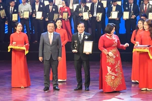 Ông Nguyễn Ngọc Thắng, Giám đốc Khối vận hành hoạt động Co.opmart nhận giải thưởng Ngôi sao HTX Việt Nam