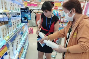 Người tiêu dùng tìm mua sản phẩm chăm sóc cơ thể tại hệ thống siêu thị Co.opmart 