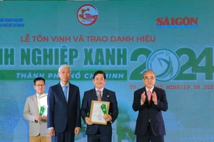 Phó Chủ tịch UBND TPHCM Võ Văn Hoan (trái) trao danh hiệu Doanh nghiệp xanh TPHCM năm 2024 cho ông Lâm Quốc Thanh, Tổng Giám đốc SATRA (giữa)