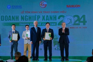 Ông Lâm Quốc Thanh, Tổng giám đốc SATRA (giữa) nhận danh hiệu "Doanh nghiệp xanh TPHCM" năm 2024