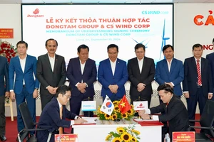 Đại diện CS Wind và DTG ký kết thoả thuận hợp tác đầu tư nhà máy sản xuất thiết bị điện gió tại Khu công nghiệp Đông Nam Á, tỉnh Long An. Ảnh: HOÀNG HÙNG