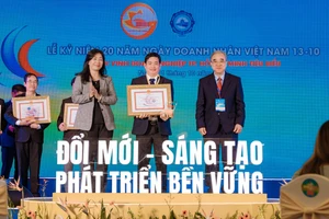 Ông Lâm Quốc Thanh, Tổng Giám đốc SATRA (giữa) nhận chứng nhận Danh hiệu doanh nghiệp, doanh nhân TPHCM tiêu biểu năm 2024