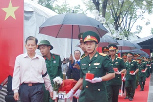 Nguyên Chủ tịch nước Nguyễn Minh Triết tại lễ truy điệu liệt sĩ tại Nghĩa trang liệt sĩ Bến Cát