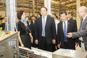 Phó Thủ tướng Lào Sonexay Siphandone tham quan Nhà máy chế biến sữa Vinamilk