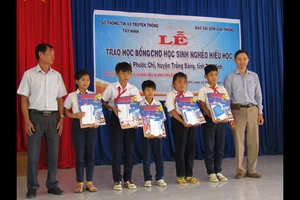 Đại diện lãnh đạo Sở TT-TT Tây Ninh và báo SGGP trao tặng học bổng cho các học sinh