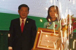 Ông Trần Thanh Liêm trao tặng Huân chương lao động hạng nhì cho Hiệu trưởng BETU