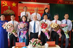 Các đại biểu nhận hoa chúc mừng từ Bí thư Tỉnh ủy Bình Phước