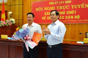 Bí thư Tỉnh ủy Tây Ninh Phạm Viết Thanh (bên phải) tặng hoa chúc mừng ông Nguyễn Thanh Ngọc