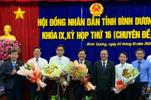 Tân Chủ tịch và Phó Chủ tịch UBND tỉnh Bình Dương nhận hoa chúc mừng
