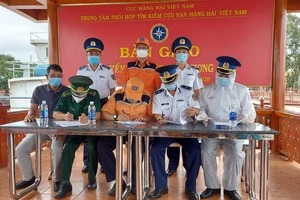 Bàn giao 11 thuyền viên tàu Xin Hong bị chìm ở vùng biển Bình Thuận cho cơ quan chức năng