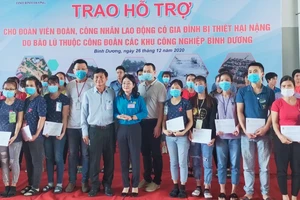 Lãnh đạo Ủy ban MTTQ Việt Nam tỉnh Bình Dương và LĐLĐ tỉnh Bình Dương trao tiền hỗ trợ cho công nhân